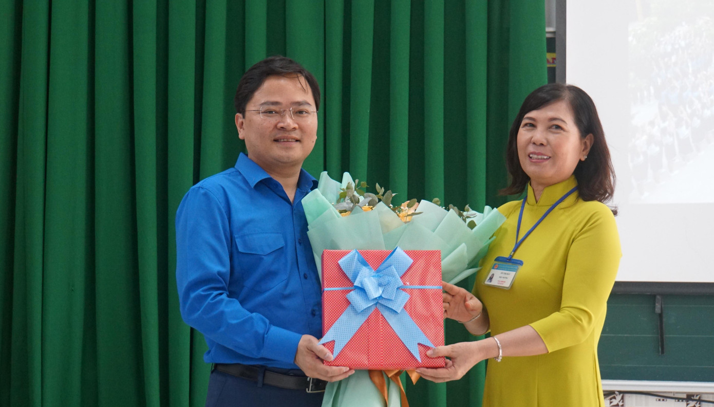 Cô Tô Thị Bảy, Hiệu trưởng trường Tiểu học Thiên Hộ Dương tặng hoa Bí thư thứ nhất Trung ương Đoàn Nguyễn Anh Tuấn. - Ảnh: Hòa Hội
