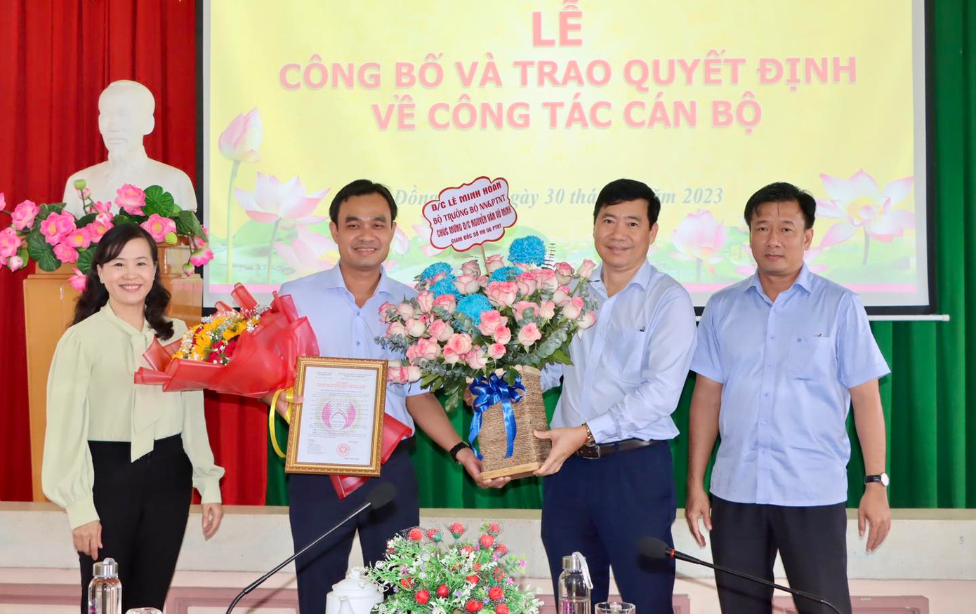 Chủ tịch UBND tỉnh Đồng Tháp Phạm Thiện Nghĩa tặng hoa chúc mừng tân Giám đốc Sở NN&PTNT Nguyễn Văn Vũ Minh (thứ 2 từ trái sang). Ảnh: V.K Chủ tịch UBND tỉnh Đồng Tháp Phạm Thiện Nghĩa tặng hoa chúc mừng tân Giám đốc Sở NN&PTNT Nguyễn Văn Vũ Minh (thứ 2 từ trái sang). Ảnh: V.K