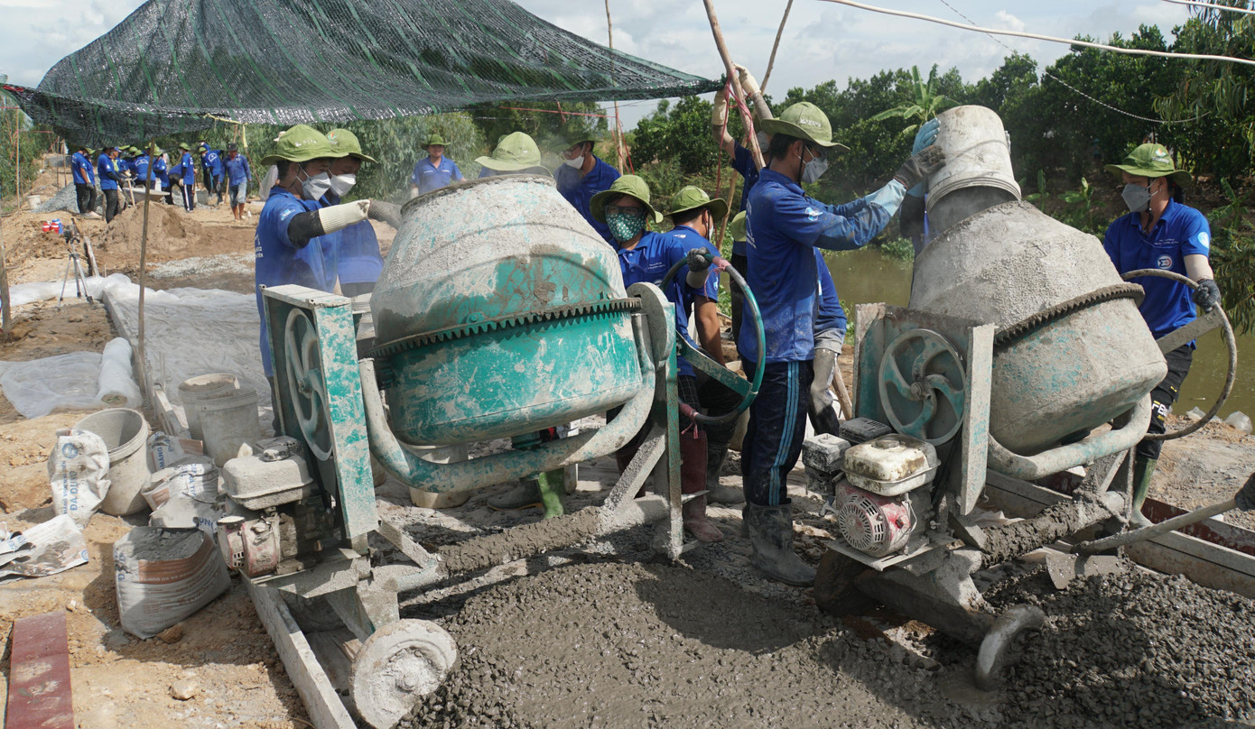 Những ngày này, len lỏi khắp các con đường nông thôn trên địa bàn tỉnh Đồng Tháp dễ bắt gặp hình ảnh các chiến sĩ áo xanh tình nguyện tham gia làm các công trình xây dựng nông thôn mới. - Ảnh: Hòa Hội