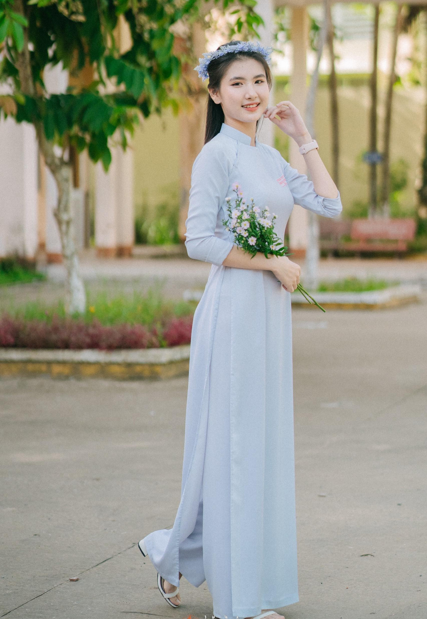 Tường Vi còn sở hữu chiều cao nổi bật 1m70, nặng 48kg, số đo 03 vòng: 82 - 65 - 91. Nàng Á khôi sinh năm 2002, từ khi còn học phổ thông đã tích cực tham gia các hoạt động phong trào của trường, tham gia thử sức mình trong một số cuộc thi về nhan sắc cấp huyện (lớp 11), cấp tỉnh Hậu Giang (lớp 12) và cũng đạt ngôi vị cao nhất.