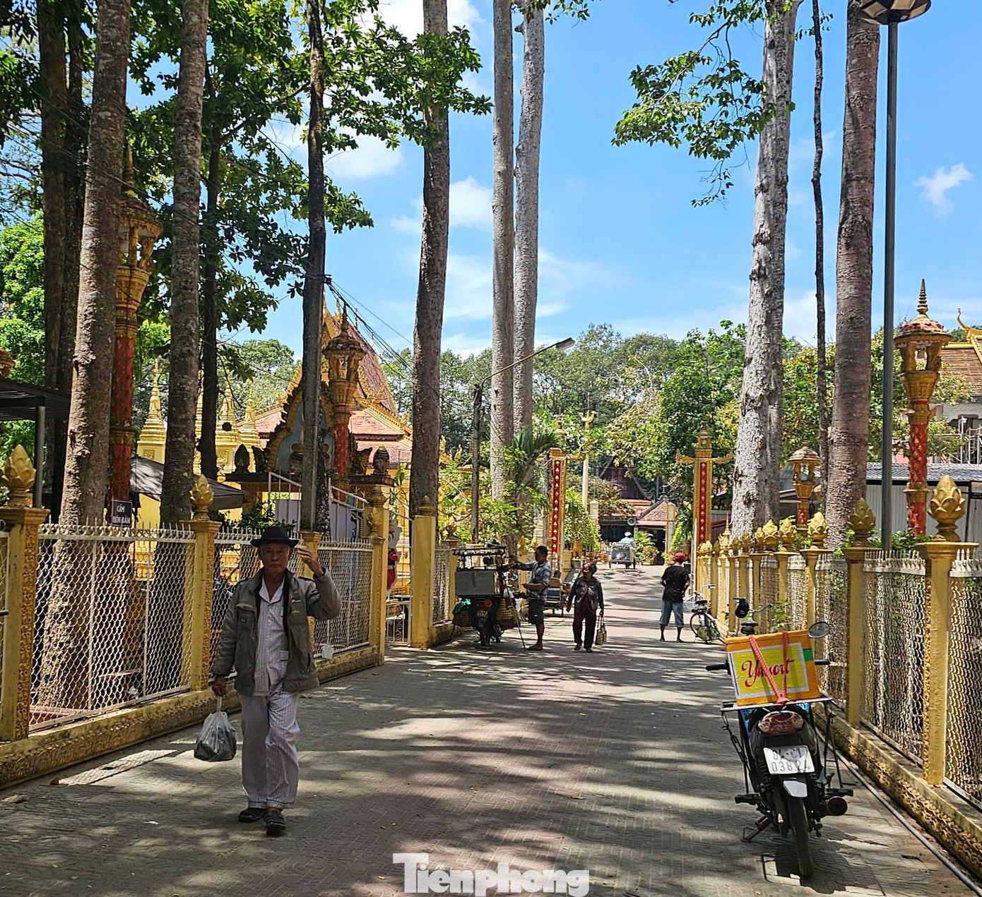 Chùa nằm cách trung tâm thành phố Trà Vinh khoảng 5 km, nằm trong khuôn viên thắng cảnh Ao Bà Om, đối diện với Bảo tàng Văn hóa dân tộc Khmer tỉnh Trà Vinh. Chùa nằm trong khuôn viên có diện tích khoảng 4 ha và được xây dựng theo lối kiến trúc chùa Khmer Nam Bộ. Ảnh: Hòa Hội.