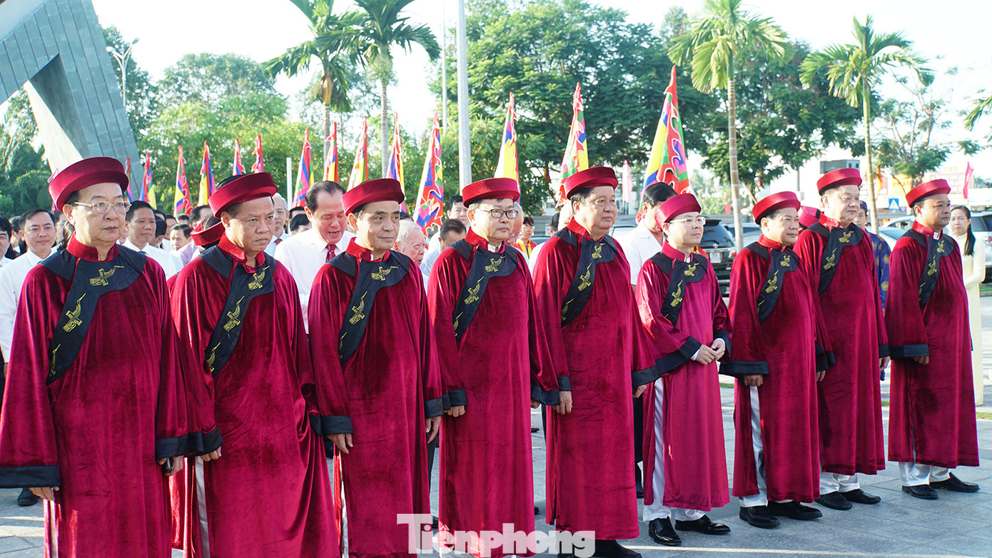 Tham dự có ông Nguyễn Văn Hiếu - Bí thư Thành ủy Cần Thơ, ông Nguyễn Văn Hiểu - Chủ tịch HĐND Thành phố, ông Trần Việt Trường - Chủ tịch UBND TP. Cần Thơ, cùng lãnh đạo các sở, ngành và nhân dân về dự. Ảnh: Hòa Hội.