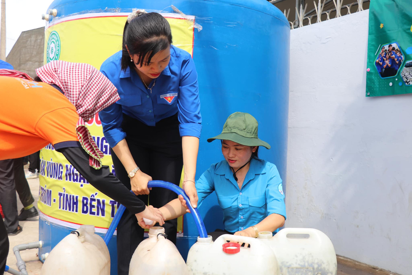 Tuổi trẻ Bến Tre hỗ trợ nước sạch cho bà con mùa hạn mặn. Tuổi trẻ Bến Tre hỗ trợ nước sạch cho bà con mùa hạn mặn.