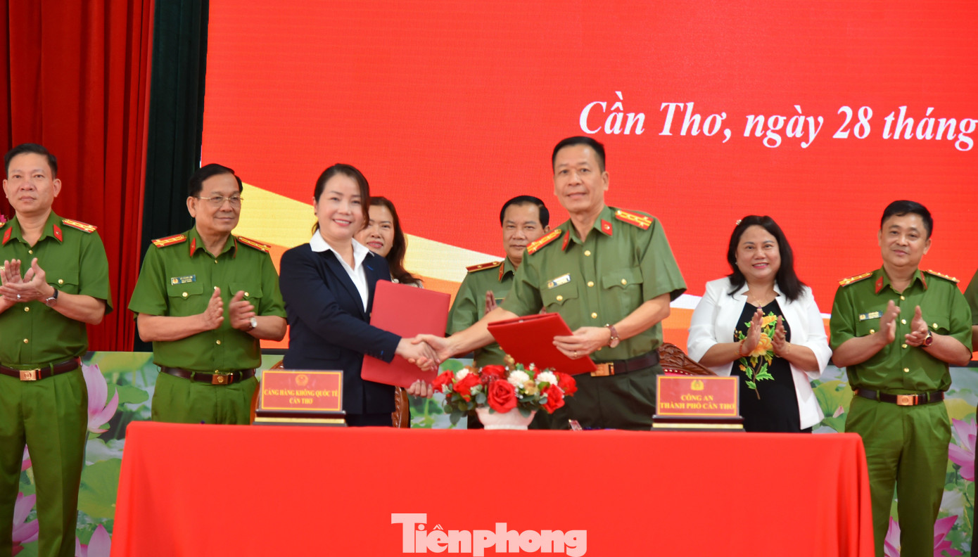 Công an TP Cần Thơ tiếp nhận nhiệm vụ bảo đảm an ninh hàng không từ Cảng hàng không quốc tế Cần Thơ. Ảnh: Hòa Hội.