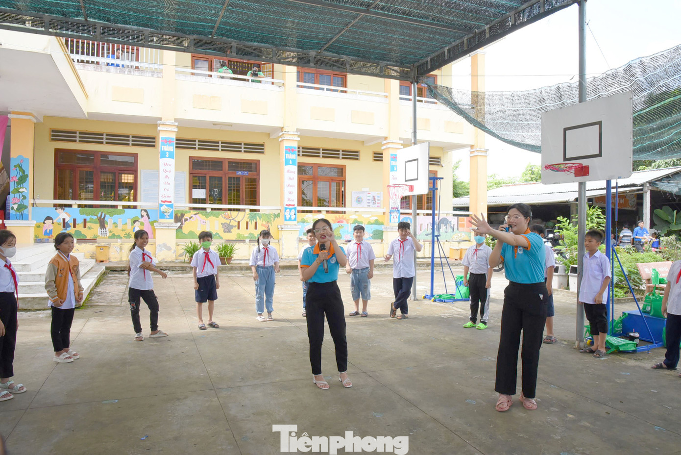 Tình nguyện viên dạy tiếng Anh thông qua trò chơi. Ảnh: Hòa Hội