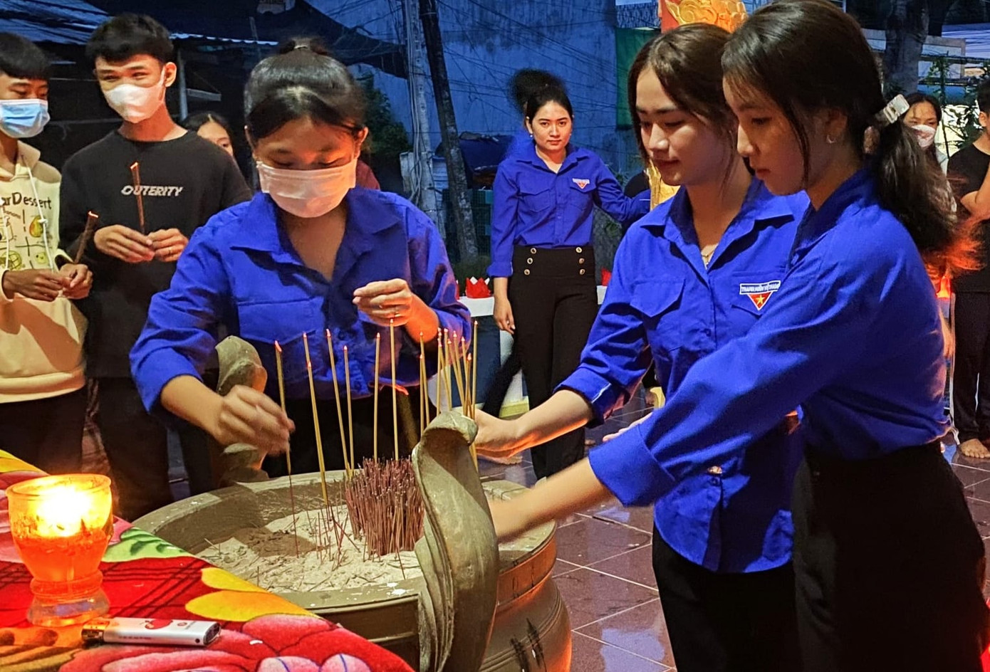 Đoàn viên thanh niên tỉnh Bến Tre tri ân các anh hùng liệt sĩ. Ảnh: TĐ BT. Đoàn viên thanh niên tỉnh Bến Tre tri ân các anh hùng liệt sĩ. Ảnh: TĐ BT.