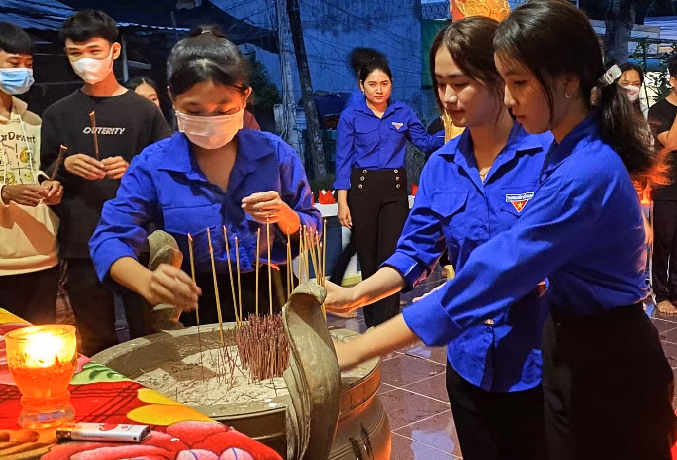 Đoàn viên thanh niên tỉnh Bến Tre tri ân các anh hùng liệt sĩ. Ảnh: TĐ BT.