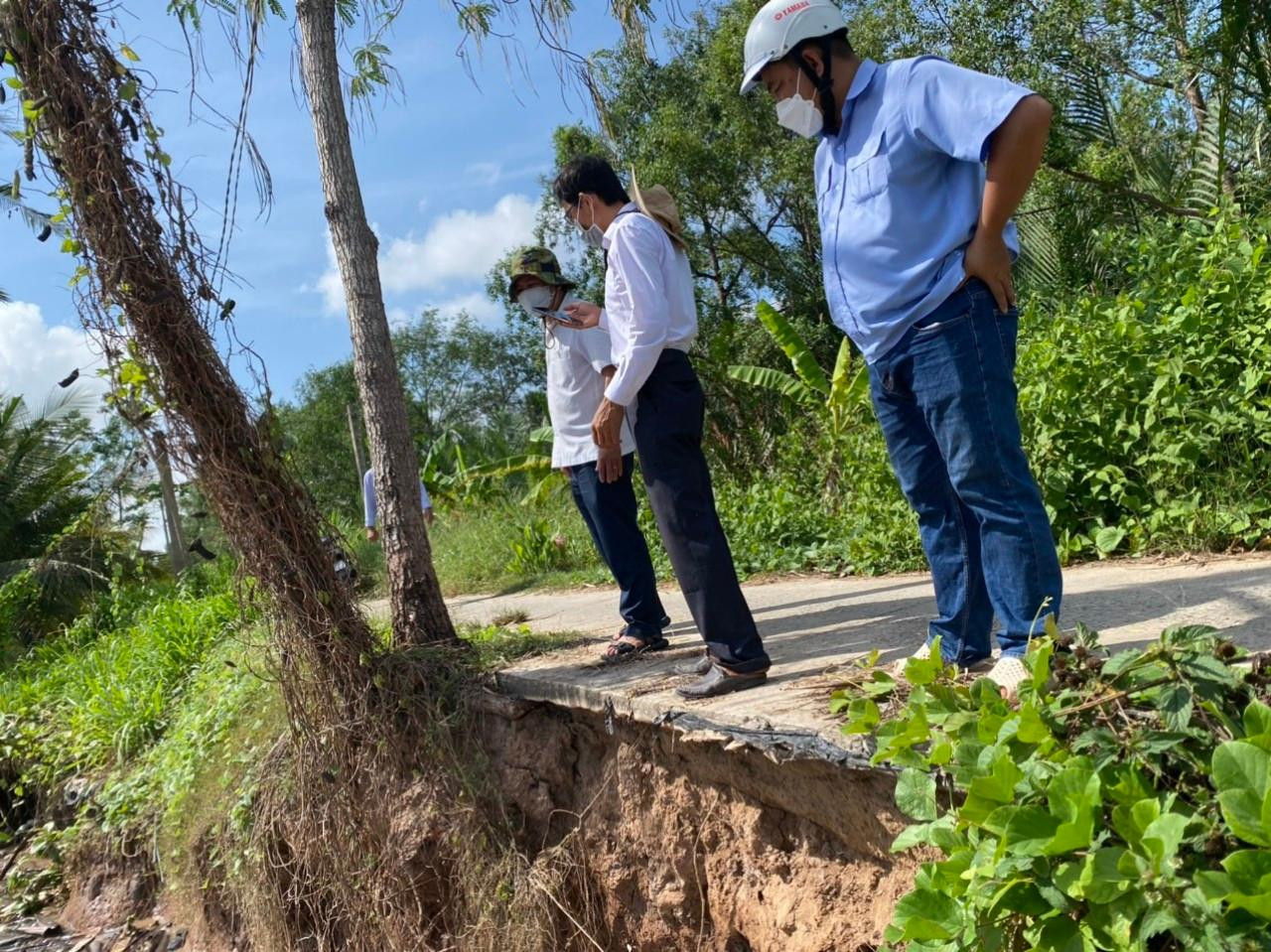 Ngành chức năng kiểm tra sạt lở tại huyện Cù Lao Dung Ngành chức năng kiểm tra sạt lở tại huyện Cù Lao Dung