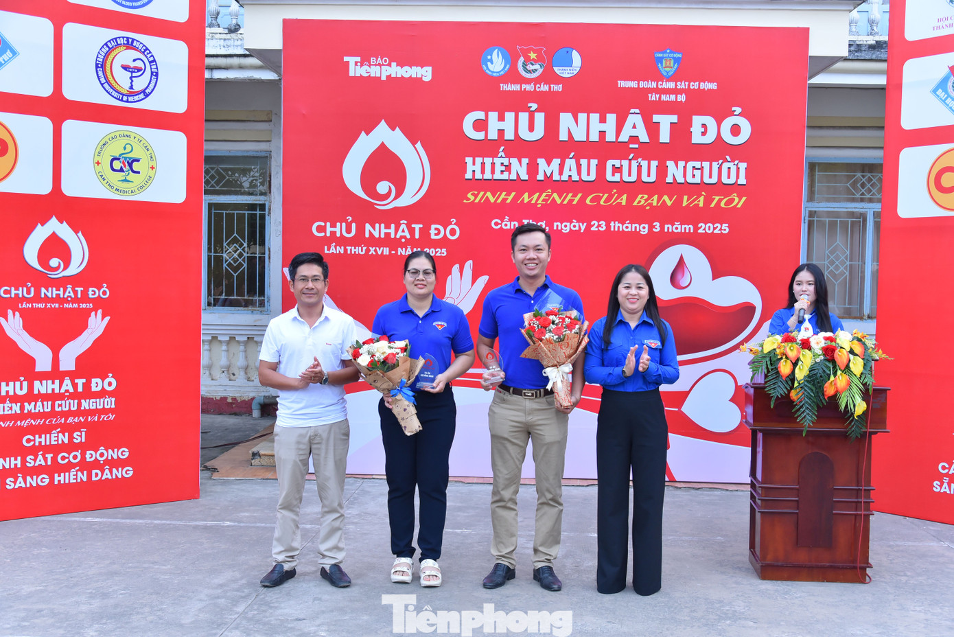 Chị Lư Thị Ngọc Anh – Bí thư Thành Đoàn Cần Thơ (bên phải) và Nhà báo Lê Hữu Việt - Phó Trưởng phụ trách Văn phòng Đại diện báo Tiền Phong tại ĐBSCL tặng hoa, biểu trưng tri ân cho cá nhân nhiều năm đóng góp cho phong trào hiến máu, đặc biệt là Chương trình Chủ Nhật Đỏ của báo Tiền Phong. Ảnh: Hòa Hội