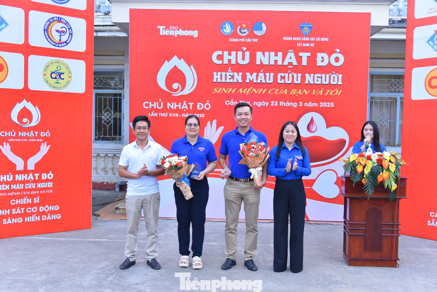 Chị Lư Thị Ngọc Anh – Bí thư Thành Đoàn Cần Thơ (bên phải) và Nhà báo Lê Hữu Việt - Phó Trưởng phụ trách Văn phòng Đại diện báo Tiền Phong tại ĐBSCL tặng hoa, biểu trưng tri ân cho cá nhân nhiều năm đóng góp cho phong trào hiến máu, đặc biệt là Chương trình Chủ Nhật Đỏ của báo Tiền Phong. Ảnh: Hòa Hội