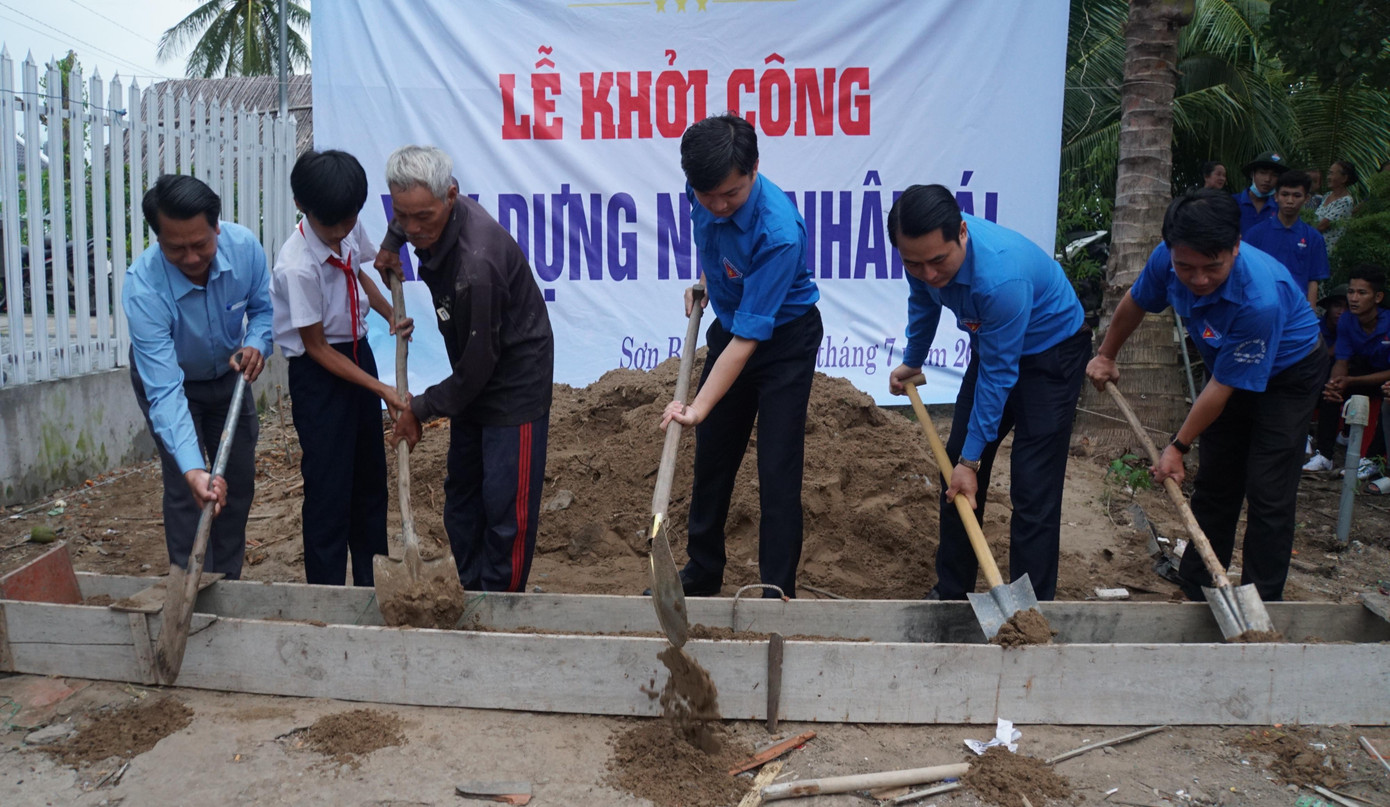 Dự khởi công nhà nhân ái cho học sinh khó khăn về nhà ở do trường Cao đẳng Nghề Kiên Giang hỗ trợ và sinh viên trường cùng làm, anh Nguyễn Minh Triết cho biết, những công trình thiết thực như thế này vô cùng ý nghĩa và cần tập trung đầu tư cho các em có điều kiện an tâm học tập, khắc phục khó khăn của gia đình. Đồng thời, trong quá trình thi công, đề nghị đảm bảo an toàn, chất lượng căn nhà và đảm bảo sức khỏe cho chiến sĩ. Ngoài ra, Bí thư Trung ương Đoàn chúc các chiến sĩ tình nguyện có mùa hè xanh nhiều kỉ niệm và quan trọng nhất là để lại tình cảm, dấu ấn đẹp đối với gia đình, người dân địa phương. - Ảnh: Hòa Hội