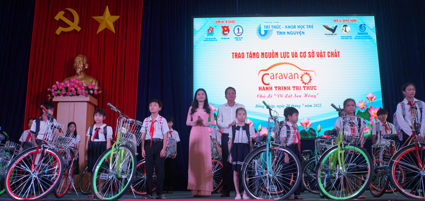 Trao tặng xe đạp cho học sinh tỉnh Đồng Tháp.