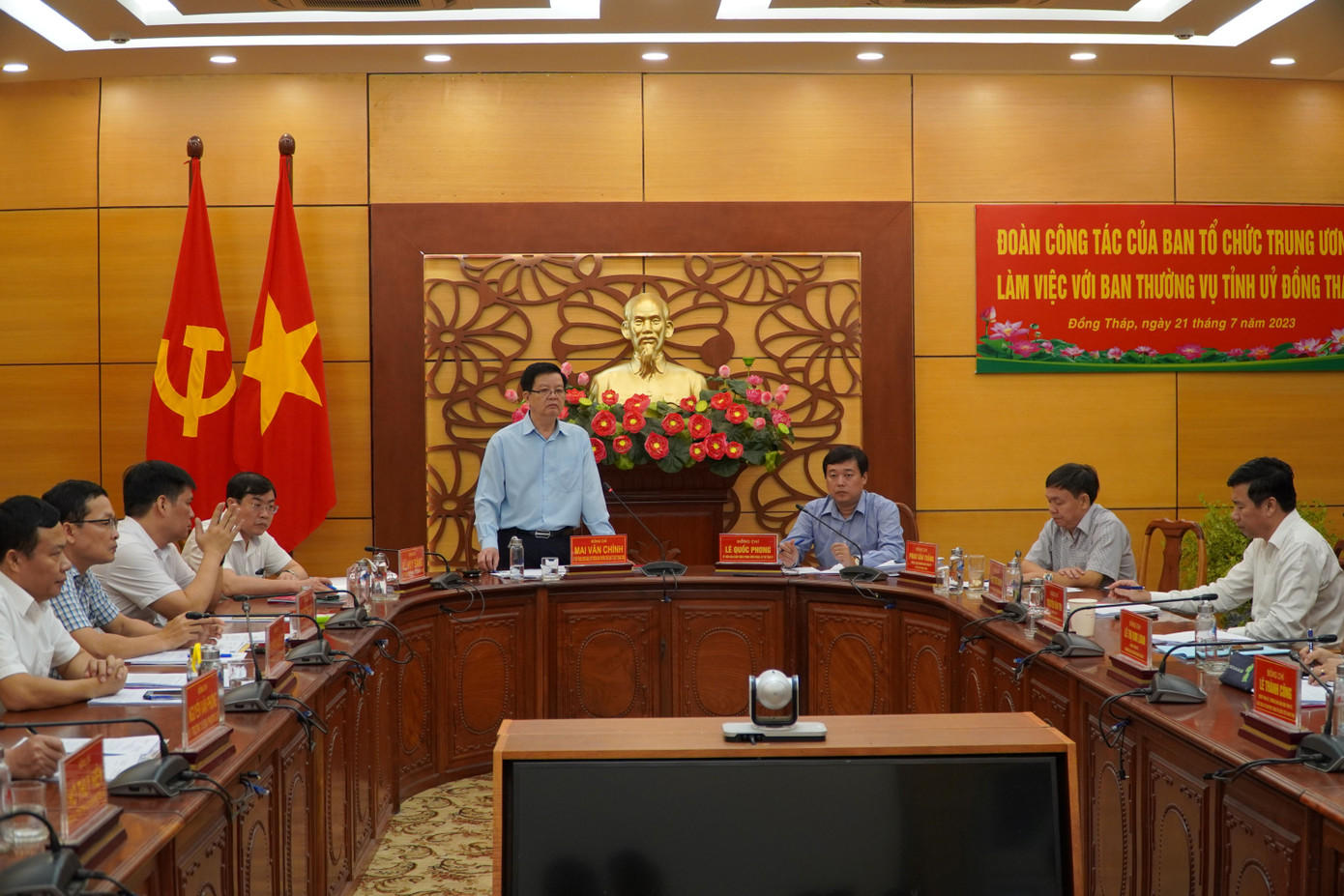 Phó Trưởng ban Thường trực Ban Tổ chức T.Ư Mai Văn Chính phát biểu tại buổi làm việc. Phó Trưởng ban Thường trực Ban Tổ chức T.Ư Mai Văn Chính phát biểu tại buổi làm việc.