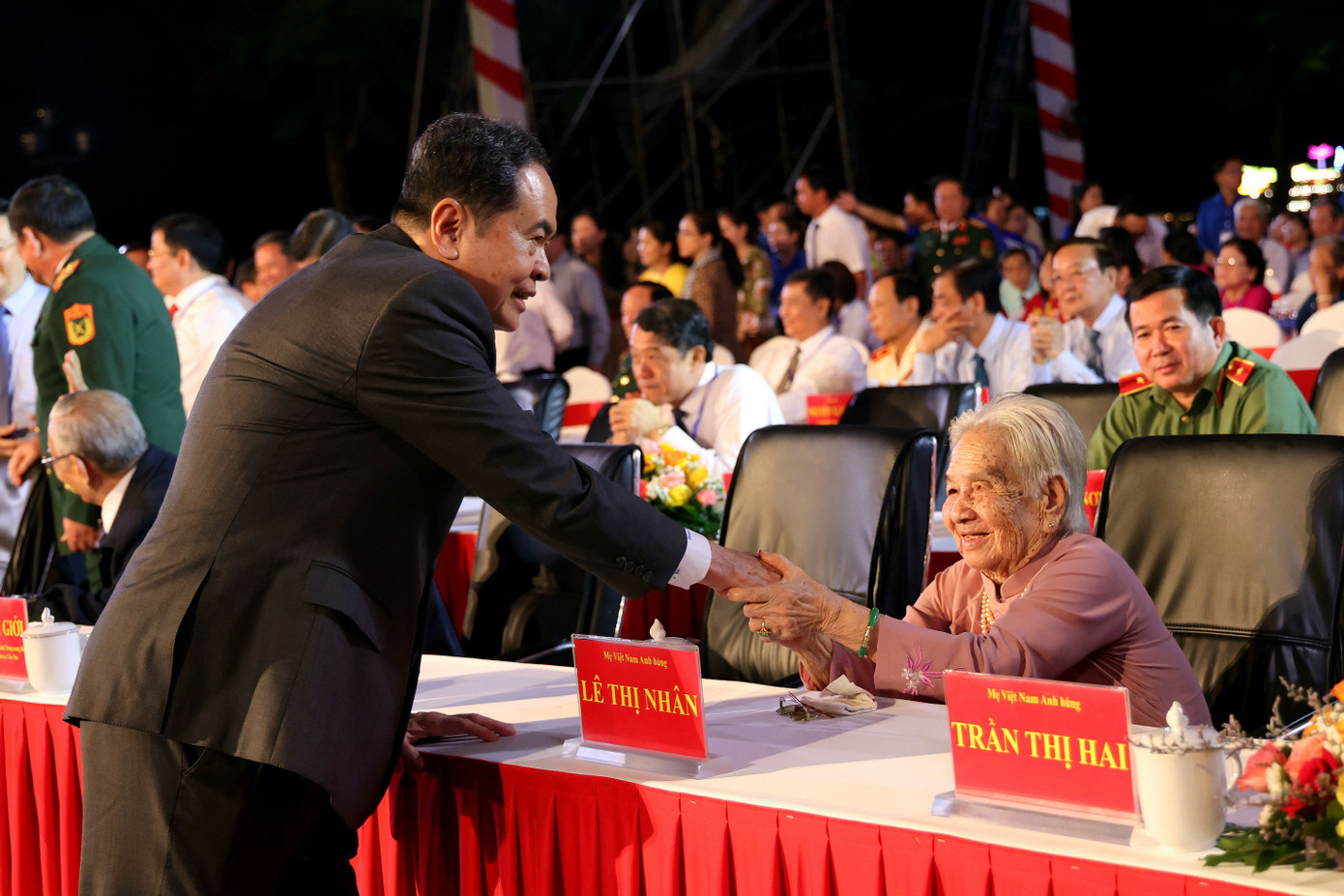 Chủ tịch Quốc hội Trần Thanh Mẫn thăm hỏi Mẹ Việt Nam anh hùng tại lễ kỉ niệm. Ảnh: M. Trung