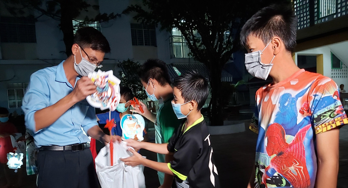 Anh Trần Vũ Trường, Giám đốc Công ty ô tô Trường Dũng ở quận Cái Răng trao tặng quà cho các em thiếu nhi tại Trung tâm công tác xã hội TP Cần Thơ. - Ảnh: Hòa Hội