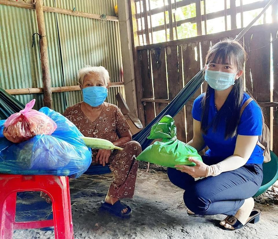 ĐVTN phường Hiệp Lợi, TP Ngã Bảy, tỉnh Hậu Giang tặng quà cho người dân.- Ảnh: ĐTN P. Hiệp Lợi ĐVTN phường Hiệp Lợi, TP Ngã Bảy, tỉnh Hậu Giang tặng quà cho người dân.- Ảnh: ĐTN P. Hiệp Lợi