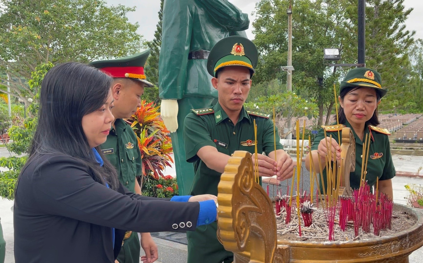 Cán bộ, chiến sĩ thắp hương tri ân anh hùng liệt sĩ tại Nghĩa trang liệt sĩ Dốc Bà Đắc, thị xã Tịnh Biên.