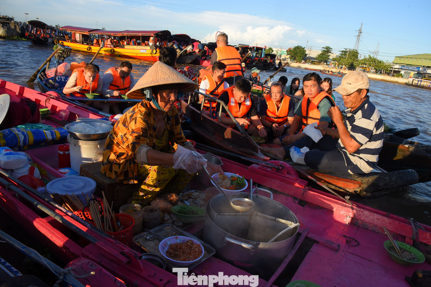 Du khách thưởng thức 'bún lắc' tại chợ nổi Cái Răng. Ảnh: Hòa Hội. Du khách thưởng thức 'bún lắc' tại chợ nổi Cái Răng. Ảnh: Hòa Hội.