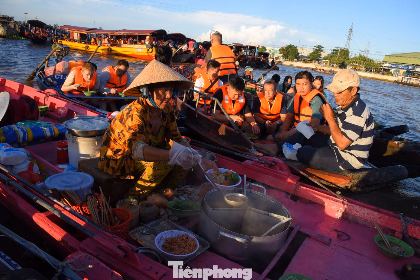 Du khách thưởng thức 'bún lắc' tại chợ nổi Cái Răng. Ảnh: Hòa Hội.