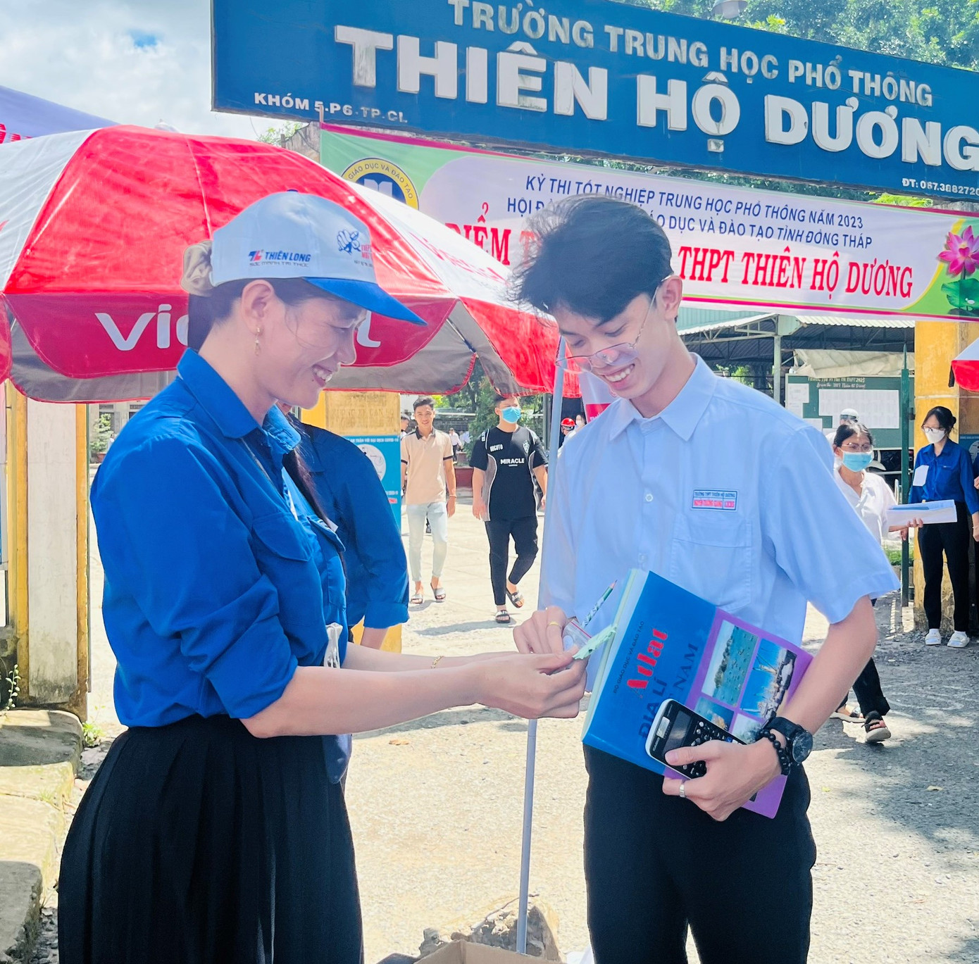 Cô Tâm tặng quà cho thí sinh. Ảnh: Hòa Hội