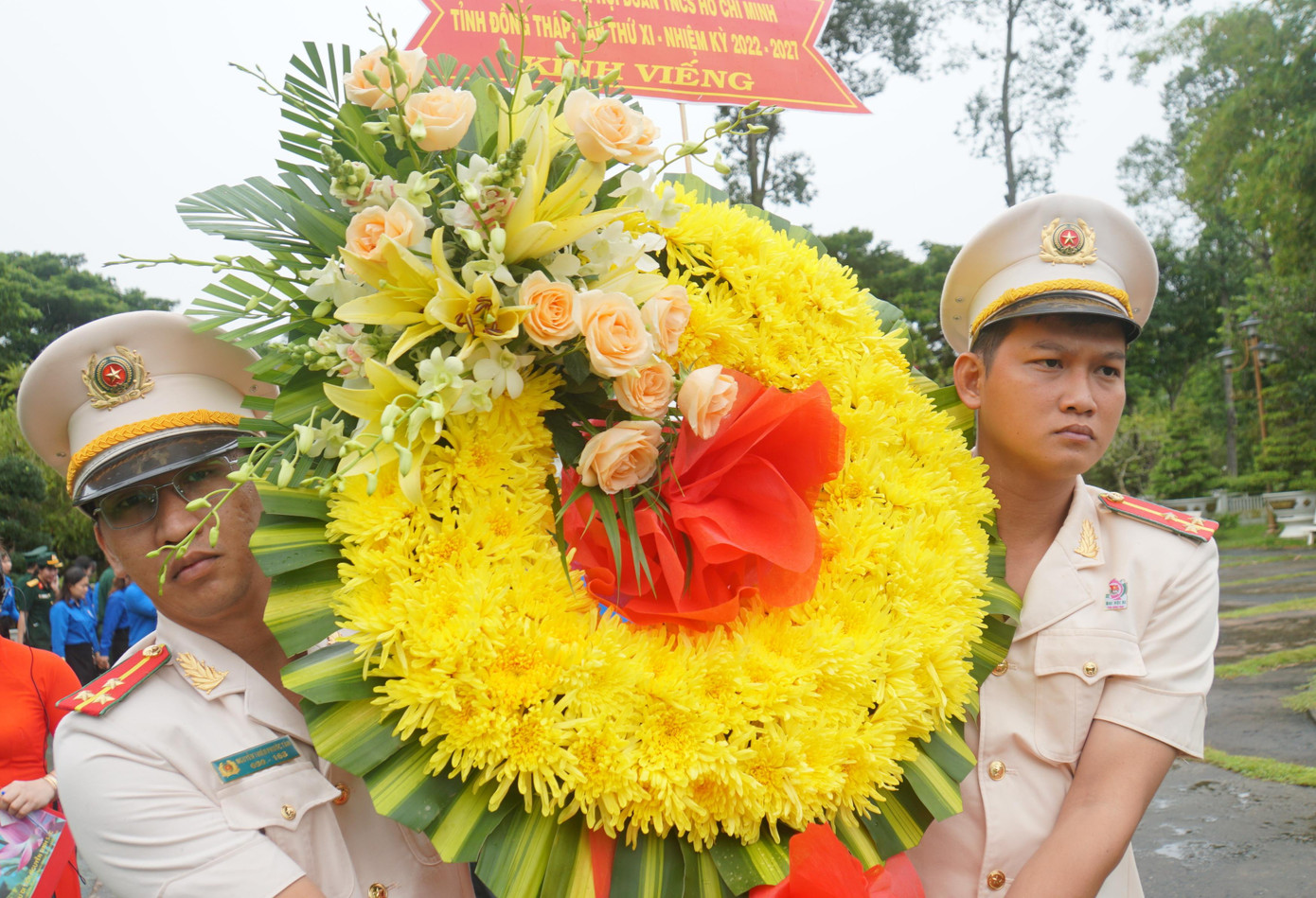 Báo công trước mộ cụ Nguyễn Sinh Sắc, chị Lê Nguyễn Huỳnh Anh (Bí thư xã đoàn Bình Thành, huyện Lấp Vò) đại diện cho tuổi trẻ đất Sen Hồng cho biết, trong 5 năm qua, công tác Đoàn và phong trào thanh thiếu nhi tỉnh Đồng Tháp đã đạt được những bước phát triển vượt bậc. Các chỉ tiêu Đại hội đề ra cơ bản hoàn thành, một số chỉ tiêu hoàn thành vượt mức, nhiều phong trào triển khai đạt kết quả tốt, có nhiều nét mới, sáng tạo, để lại dấu ấn trong xã hội. Đồng thời, công tác giáo dục của Đoàn ngày càng được đổi mới về phương thức, nâng cao về nội dung và đa dạng về giải pháp, góp phần tác động tích cực đến tư tưởng, đạo đức, ý thức chấp hành pháp luật... của đoàn viên, thanh thiếu nhi, giúp đoàn viên, thanh thiếu nhi hình thành lối sống đẹp, sống có ích cho cộng đồng và xã hội, tích cực thi đua học tập và làm theo tư tưởng, đạo đức, phong cách Hồ Chí Minh. Bên cạnh đó, các chương trình hành động cách mạng của Đoàn được các cấp bộ Đoàn phát động đã tạo thành các đợt sinh hoạt chính trị sâu rộng, đặc biệt là triển khai thực hiện rộng khắp 3 Chương trình hành động cách mạng và 3 Phong trào đồng hành với thanh niên, từ phong trào thanh niên tình nguyện đến chương trình “Đồng hành với thanh niên rèn luyện và phát triển kỹ năng trong cuộc sống, nâng cao thể chất, đời sống văn hóa tinh thần”. - Ảnh: Hòa Hội