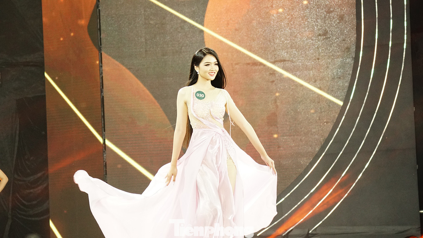 Thí sinh trong trang phục dạ hội. Ảnh: Hòa Hội.