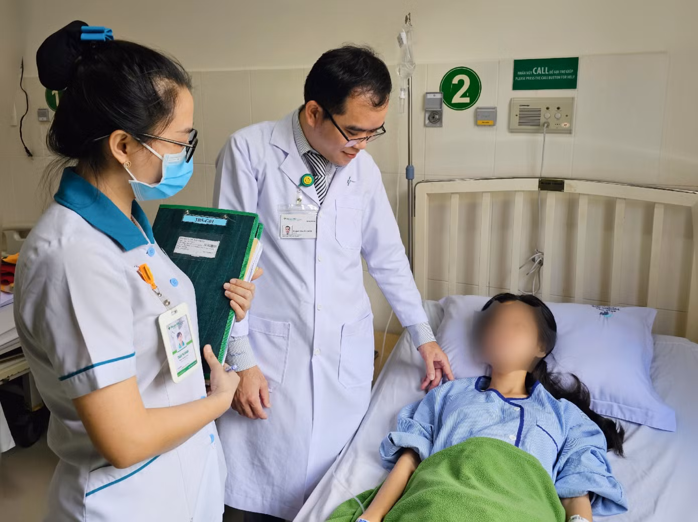 Bé T. phục hồi tốt sau khi được khâu phần gan bị vỡ.