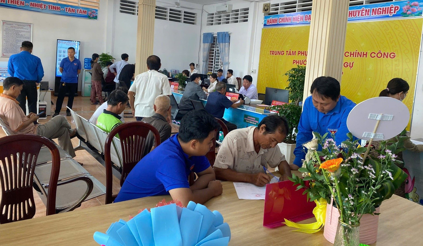 Sự nhiệt tình, chu đáo của các bạn đã góp phần giảm đáng kể thời gian chờ đợi, giảm bớt gánh nặng hành chính cho cả người dân lẫn cán bộ. Điều này không chỉ giúp quá trình xử lý hồ sơ nhanh gọn hơn, còn giải đáp mọi thắc mắc về địa điểm trụ sở mới, về các bộ phận chuyên trách và những thay đổi cơ bản trong quy trình vận hành.