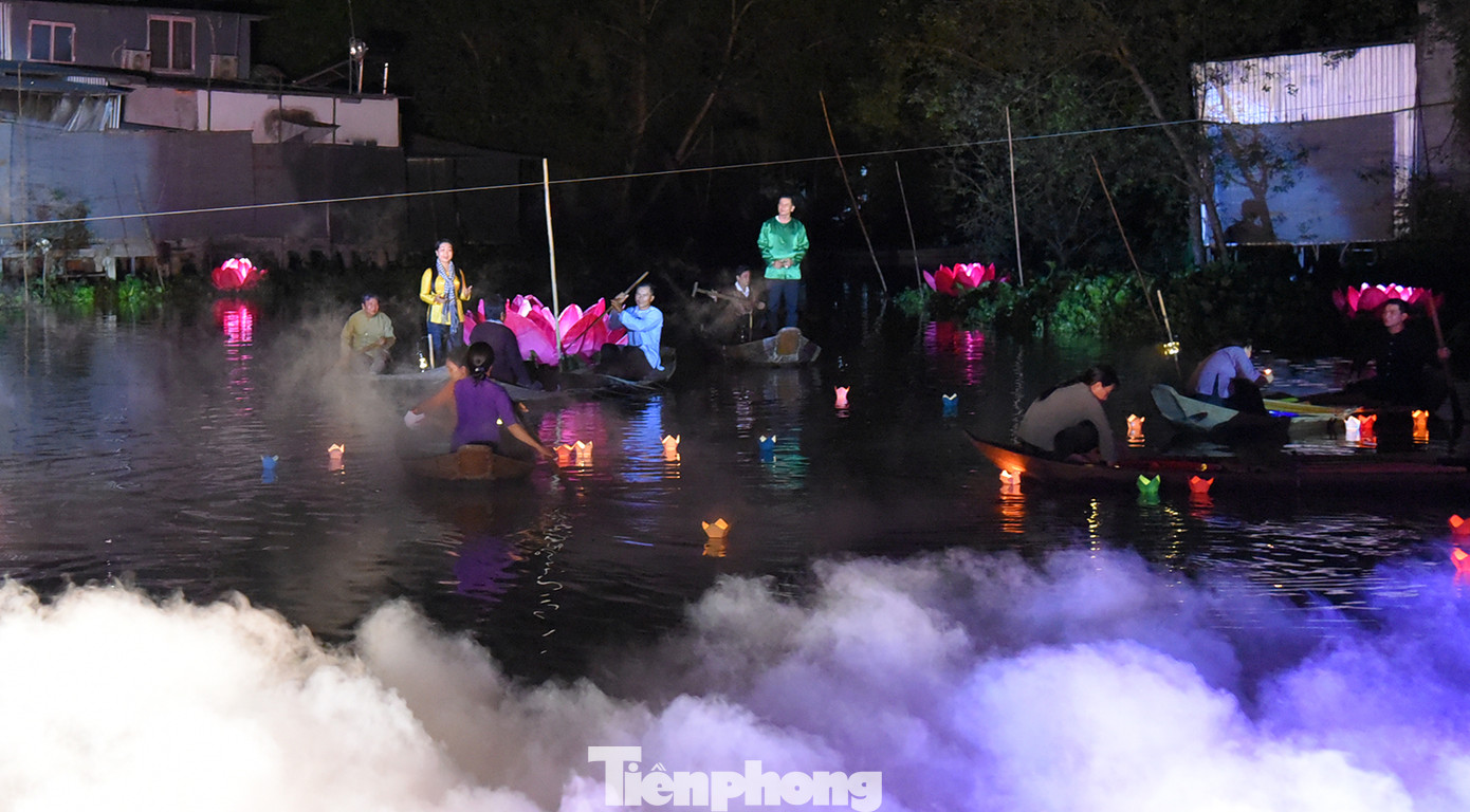 Cảnh trên bến dưới thuyền được tái hiện lại một cách sinh động và độc đáo. Ảnh: Hòa Hội.