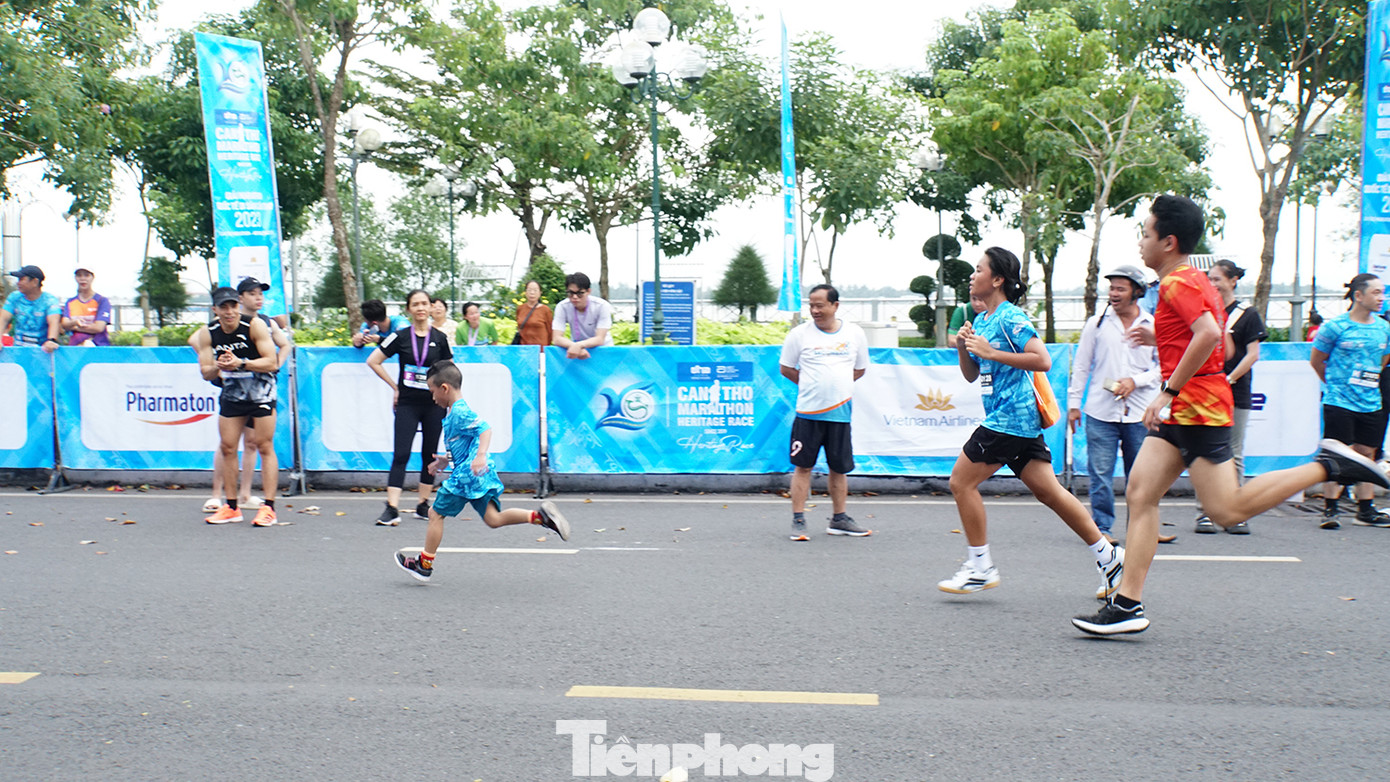 Vận động viên nhí tăng tốc về đích. Ảnh: Hòa Hội