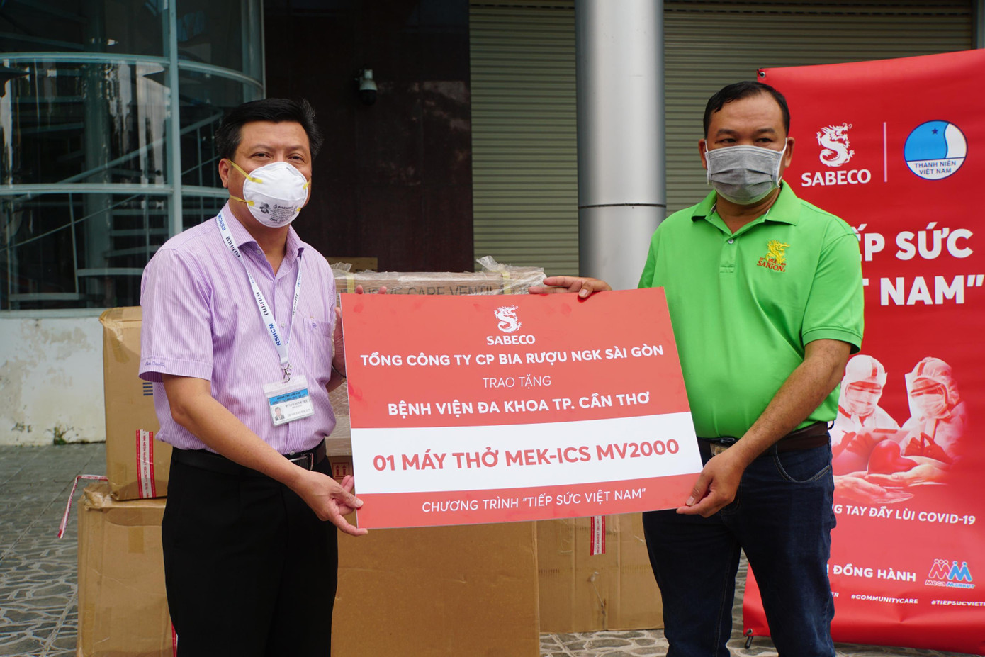 BS CKII Huỳnh Thanh Phú, Phó giám đốc bệnh viện Đa khoa TP Cần Thơ (bên trái) tiếp nhận bảng tượng trưng máy thở từ đại diện SABECO.