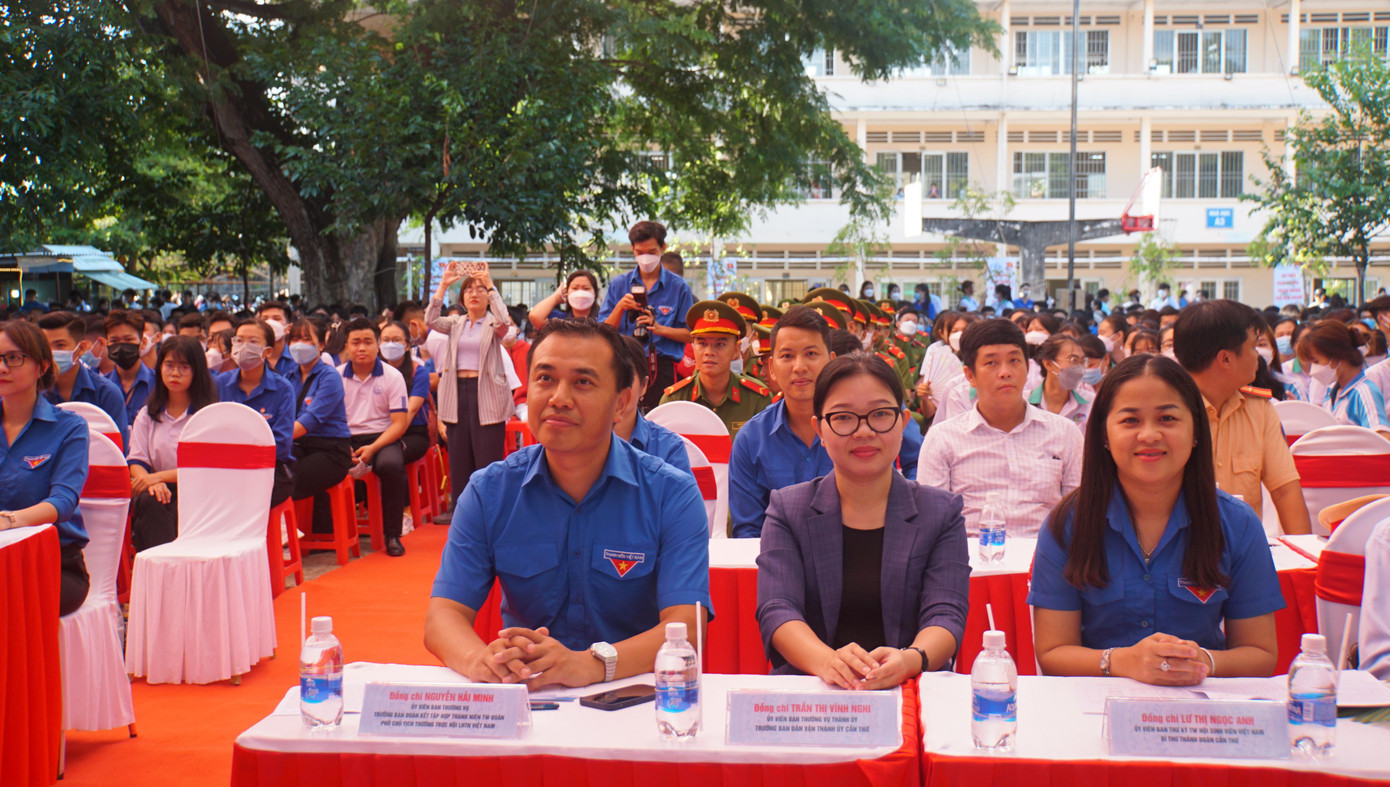 Anh Nguyễn Hải Minh, Phó Chủ tịch thường trực Trung ương Hội LHTN Việt Nam, bà Trần Thị Vĩnh Nghi, Trưởng Ban Dân vận Thành ủy Cần Thơ (giữa) và Bí thư Thành Đoàn Cần Thơ Lư Thị Ngọc Anh tham dự ngày hội. - Ảnh: Hòa Hội