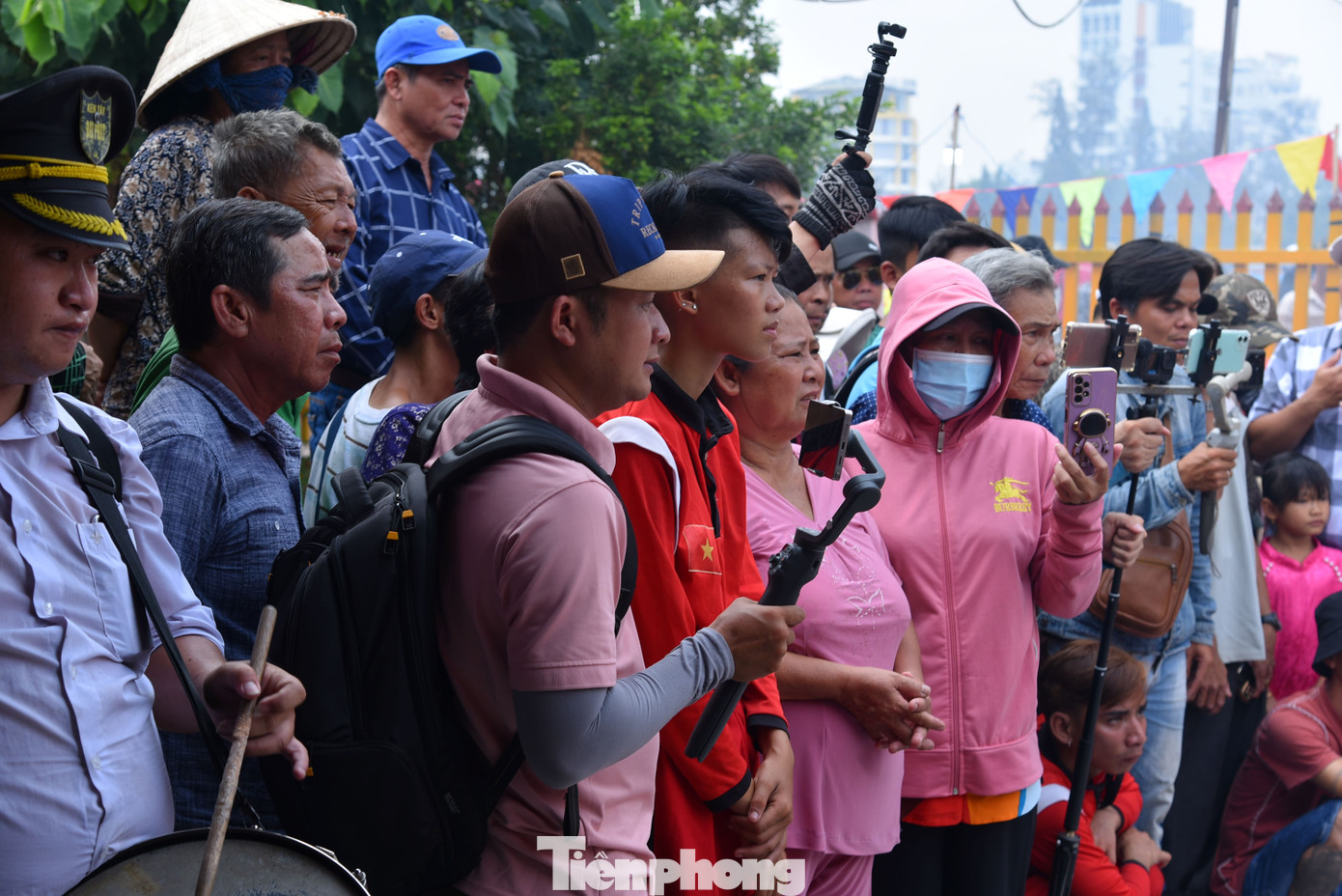 Đông đảo người dân tham gia, chụp ảnh tại lễ hội. Ảnh: Hòa Hội.