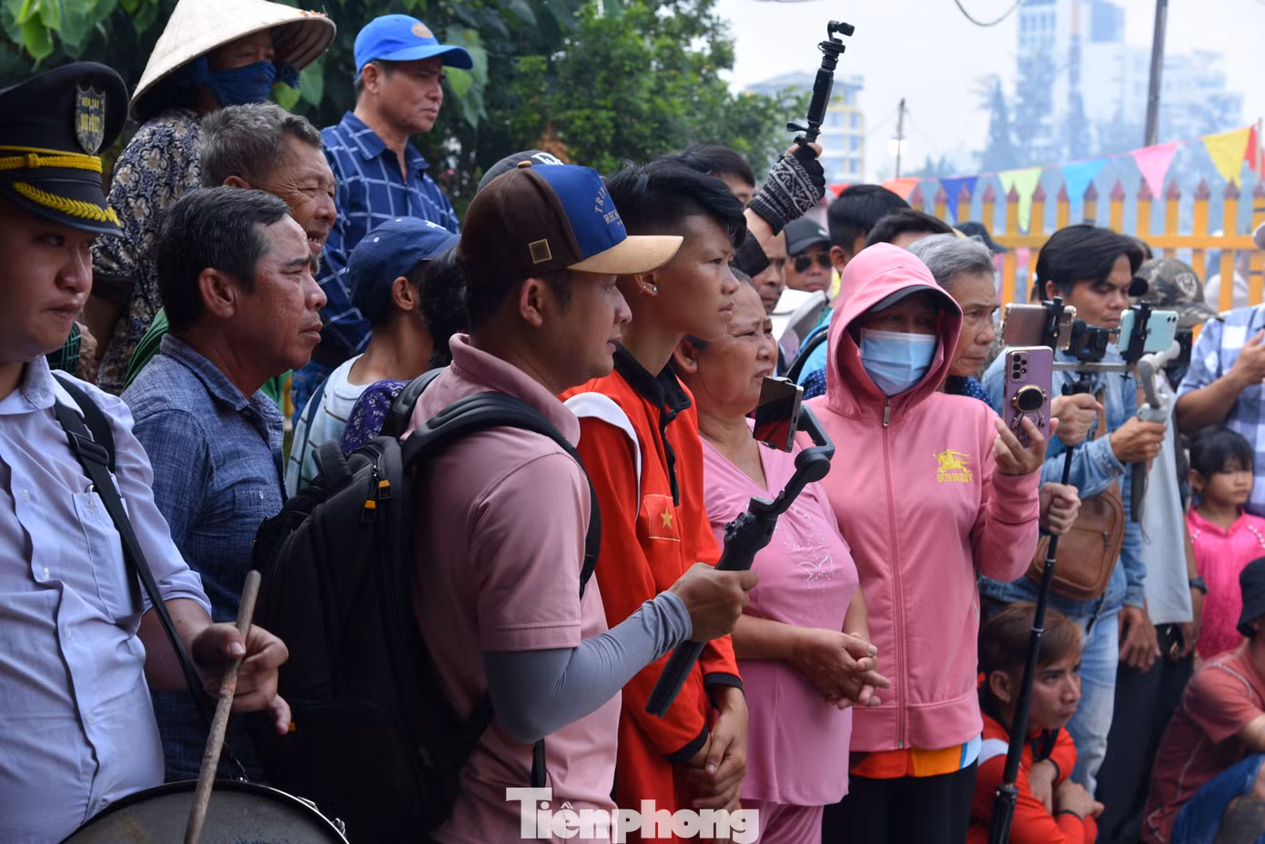 Đông đảo người dân tham gia, chụp ảnh tại lễ hội. Ảnh: Hòa Hội.