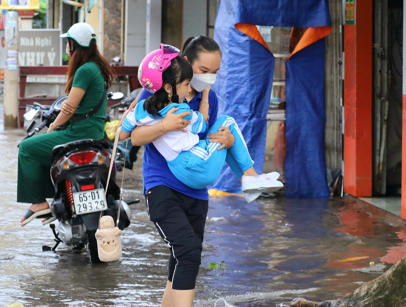 Đoàn viên thanh niên hỗ trợ trẻ em đi học vào sáng 2/10.