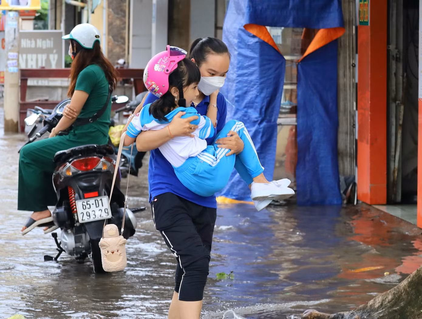 Đoàn viên thanh niên hỗ trợ trẻ em đi học vào sáng 2/10.