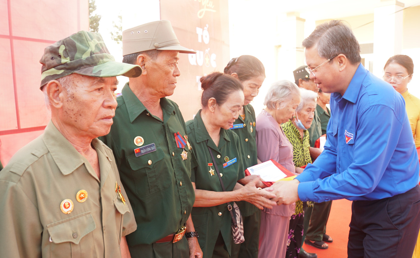 Ông Nguyễn Lưu Trung, Phó Chủ tịch UBND tỉnh Kiên Giang tặng quà cho cựu Thanh niên xung phong. Ảnh: Hòa Bình Ông Nguyễn Lưu Trung, Phó Chủ tịch UBND tỉnh Kiên Giang tặng quà cho cựu Thanh niên xung phong. Ảnh: Hòa Bình