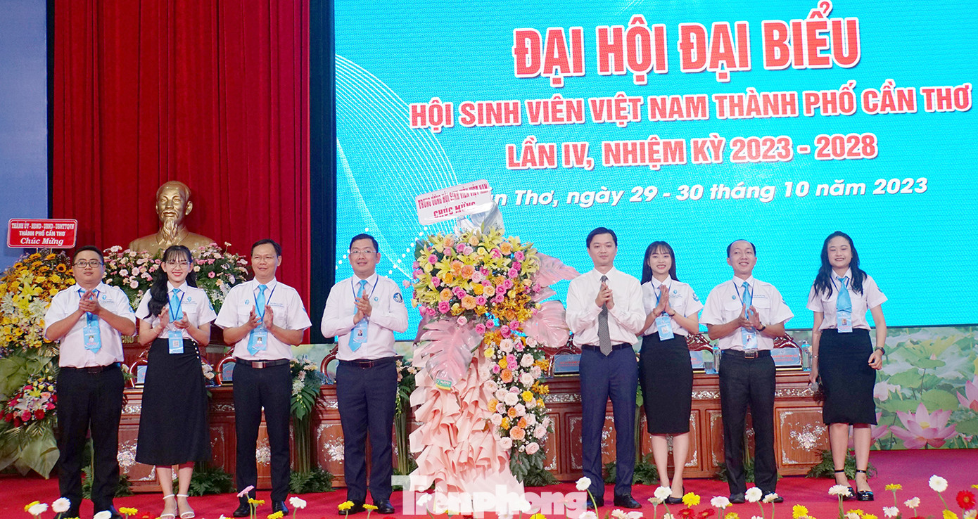 Trung ương Đoàn tặng hoa chúc mừng Đại hội. Ảnh: Hòa Hội