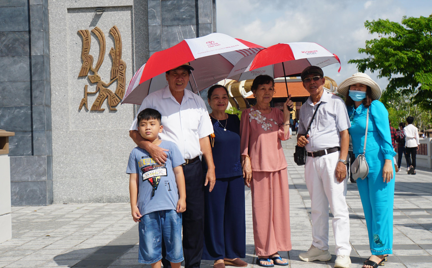 Công trình nằm sát trục đường 2 chiều Võ Văn Kiệt, cách sân bay quốc tế Cần Thơ khoảng 2 km, kinh phí xây dựng 129,5 tỉ đồng. Đồng thời, đền thờ đưa vào sử dụng nhằm phục vụ nhu cầu tín ngưỡng thờ cúng Hùng Vương theo tâm nguyện của nhân dân. Ngoài ra, đây còn là nơi thu hút khách du lịch đến thăm viếng, dâng hương bày tỏ lòng biết ơn các Vua Hùng đã có công dựng nước và giữ nước. - Ảnh: Hòa Hội