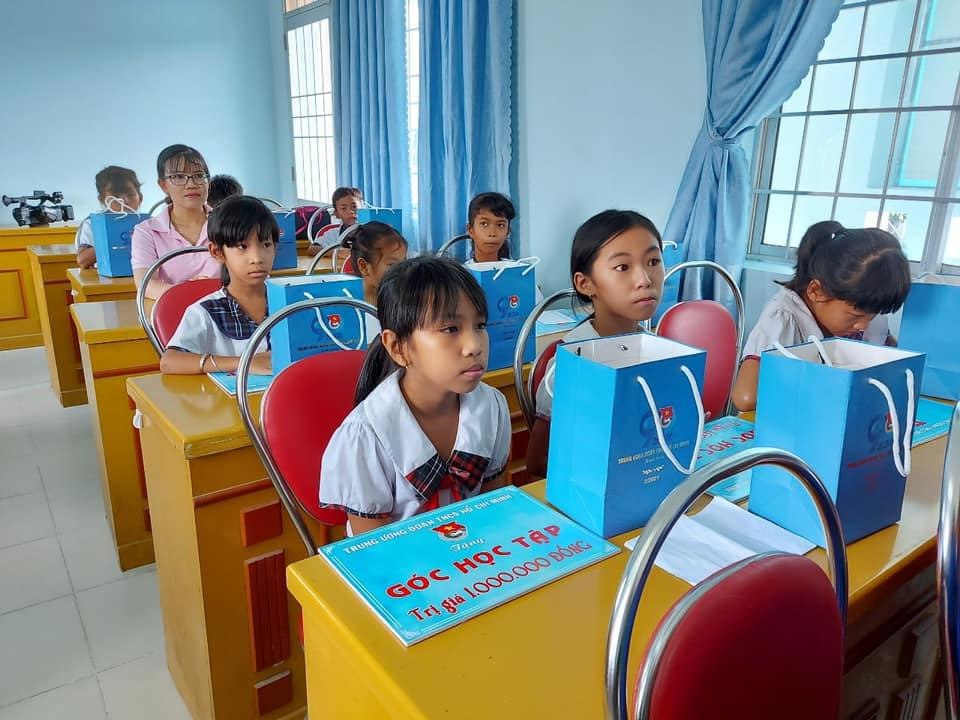 Đoàn công tác của Trung ương Đoàn tặng góc học tập cho học sinh Đoàn công tác của Trung ương Đoàn tặng góc học tập cho học sinh