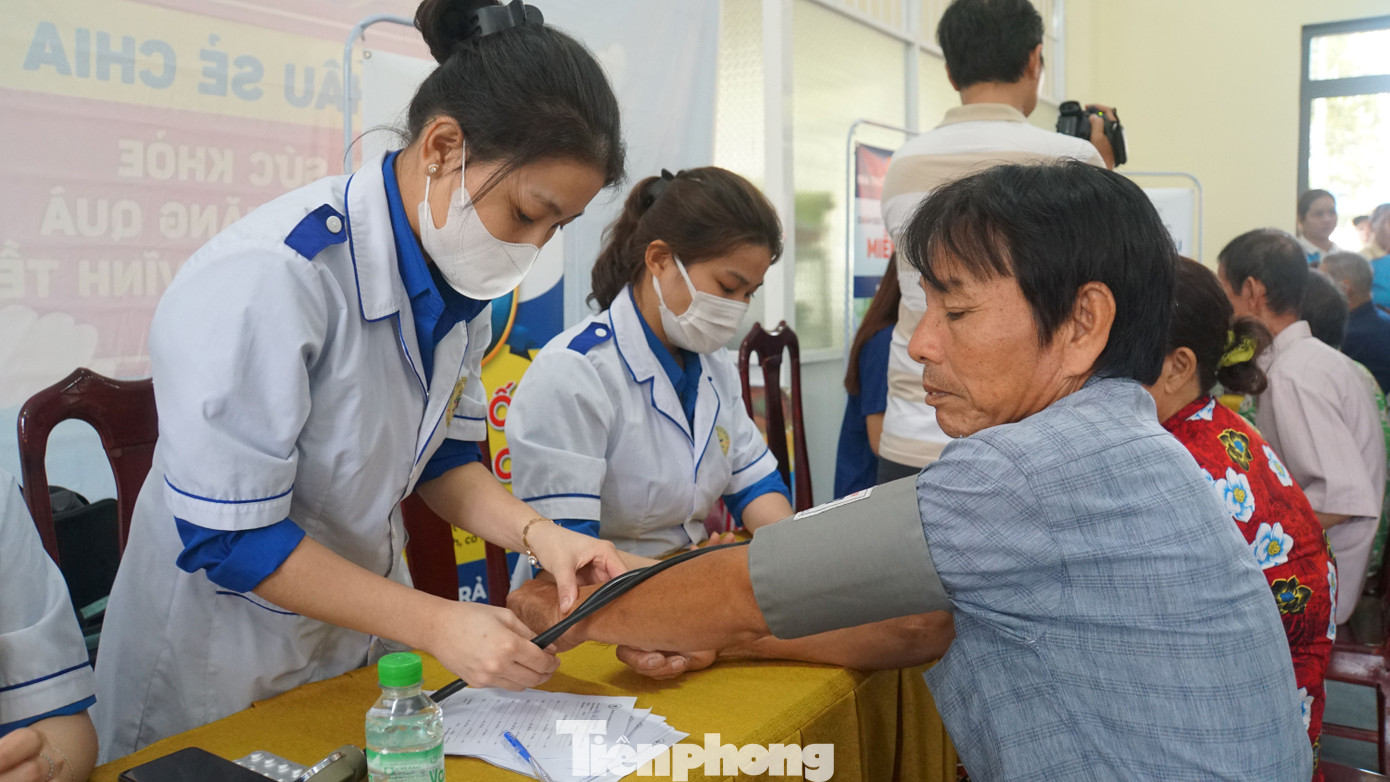 Đoàn công tác tổ chức khám bệnh, tư vấn sức khỏe, cấp thuốc miễn phí cho 200 người nghèo, người cao tuổi tại xã Vĩnh Tế, thành phố Châu Đốc.