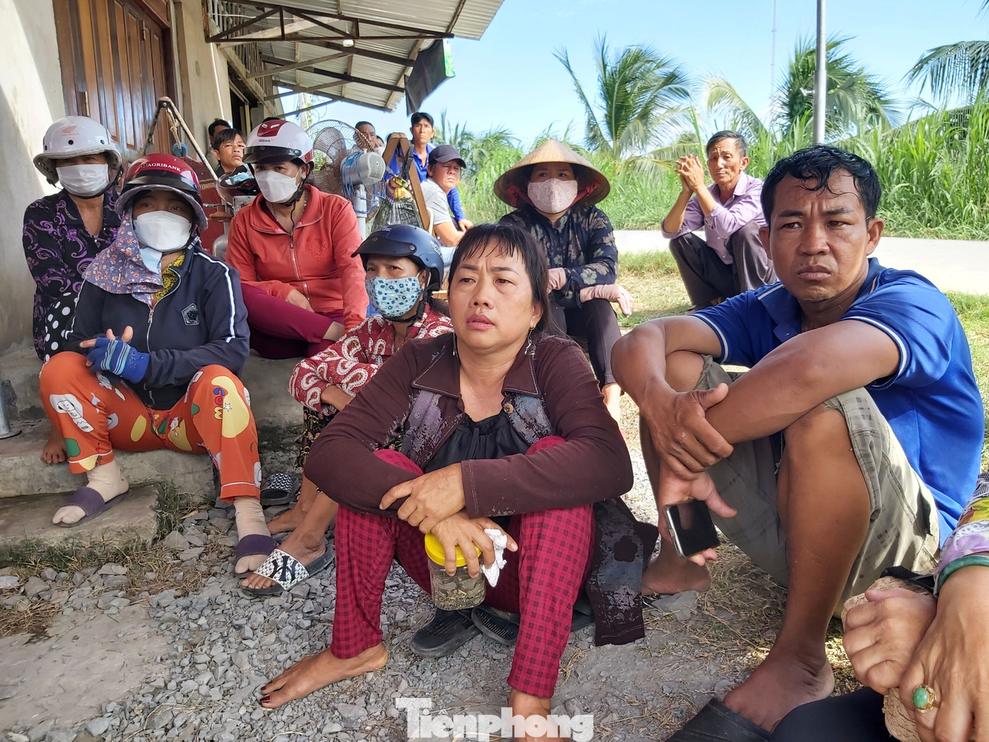 Người dân tập trung tại ngã ba, nơi xe chở rác vào bãi rác An Hiệp để phản đối vào sáng 17/8. Ảnh: Hòa Hội. Người dân tập trung tại ngã ba, nơi xe chở rác vào bãi rác An Hiệp để phản đối vào sáng 17/8. Ảnh: Hòa Hội.