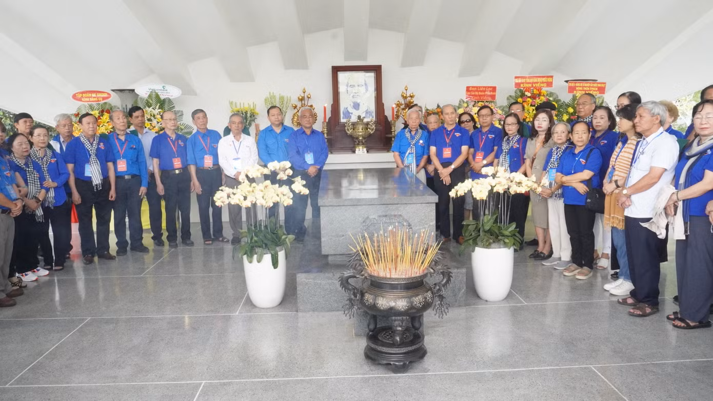 Đoàn công tác của Ban Liên lạc cùng Lãnh đạo tỉnh Đồng Tháp viếng và dâng hương tại Khu di tích Nguyễn Sinh Sắc.