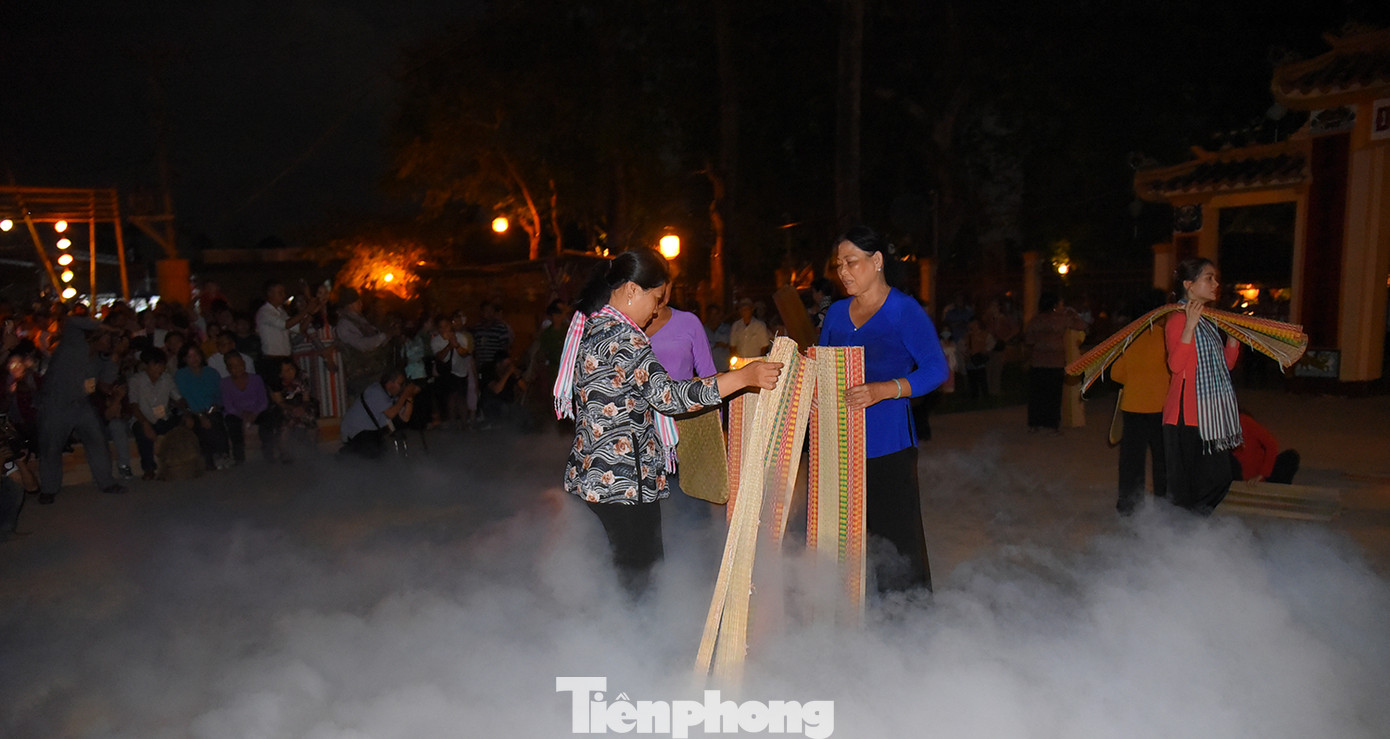 Thực cảnh tái hiện cảnh người mua, người bán tại phiên chợ. Ảnh: Hòa Hội.