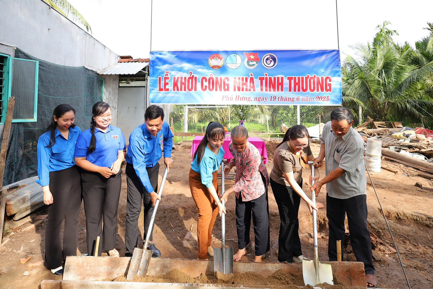 Đoàn viên thanh niên Bến Tre góp sức xóa nhà tạm, dột nát trên địa bàn tỉnh.