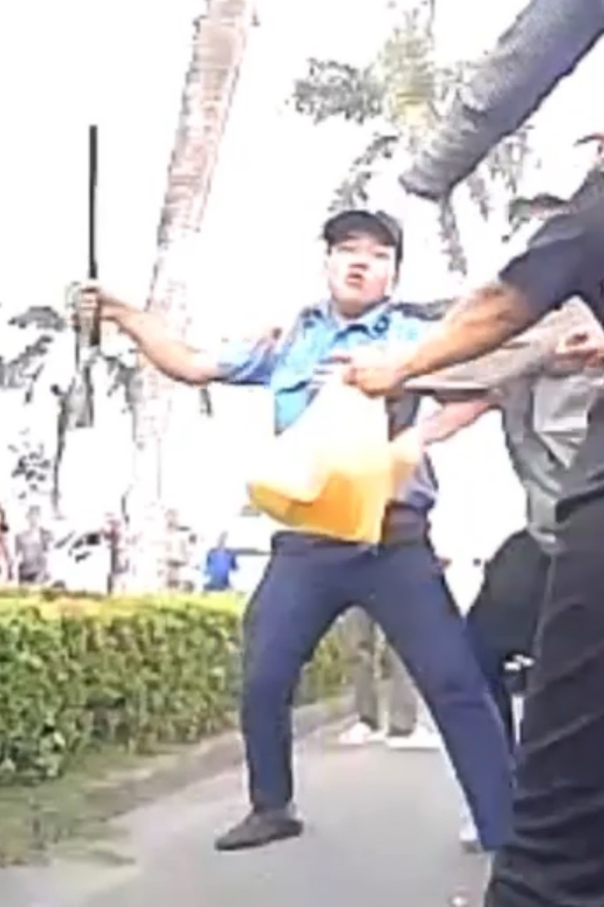 Bảo vệ Bệnh viện Đa khoa Trung ương Cần Thơ xô xát, dùng dùi cui đánh người nhà bệnh nhân. Ảnh cắt từ clip Bảo vệ Bệnh viện Đa khoa Trung ương Cần Thơ xô xát, dùng dùi cui đánh người nhà bệnh nhân. Ảnh cắt từ clip