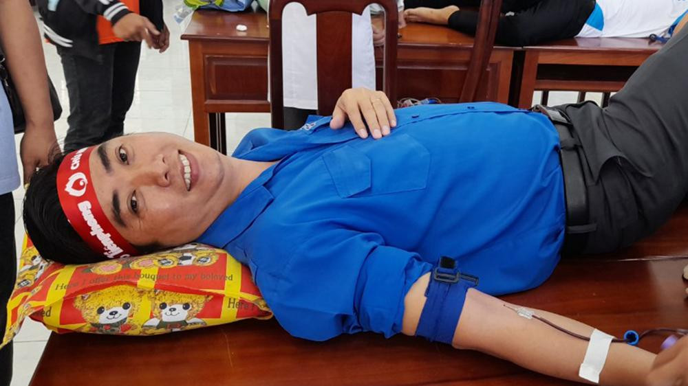 Anh Lê Việt Khái - Bí thư Đoàn trường đại học Kiên Giang cho biết, phong trào hiến máu của trường diễn ra sôi nổi, mỗi năm ít nhất 2-3 đợt với số lượng trên nghìn đơn vị máu. "Hiện nay trước tình hình dịch COVID-19, và trong bối cảnh khan hiếm máu trên cả nước, khi triển khai phong trào luôn nhận được sự hưởng ứng nhiệt tình của cán bộ và sinh viên trong trường", anh Khái chia sẻ.