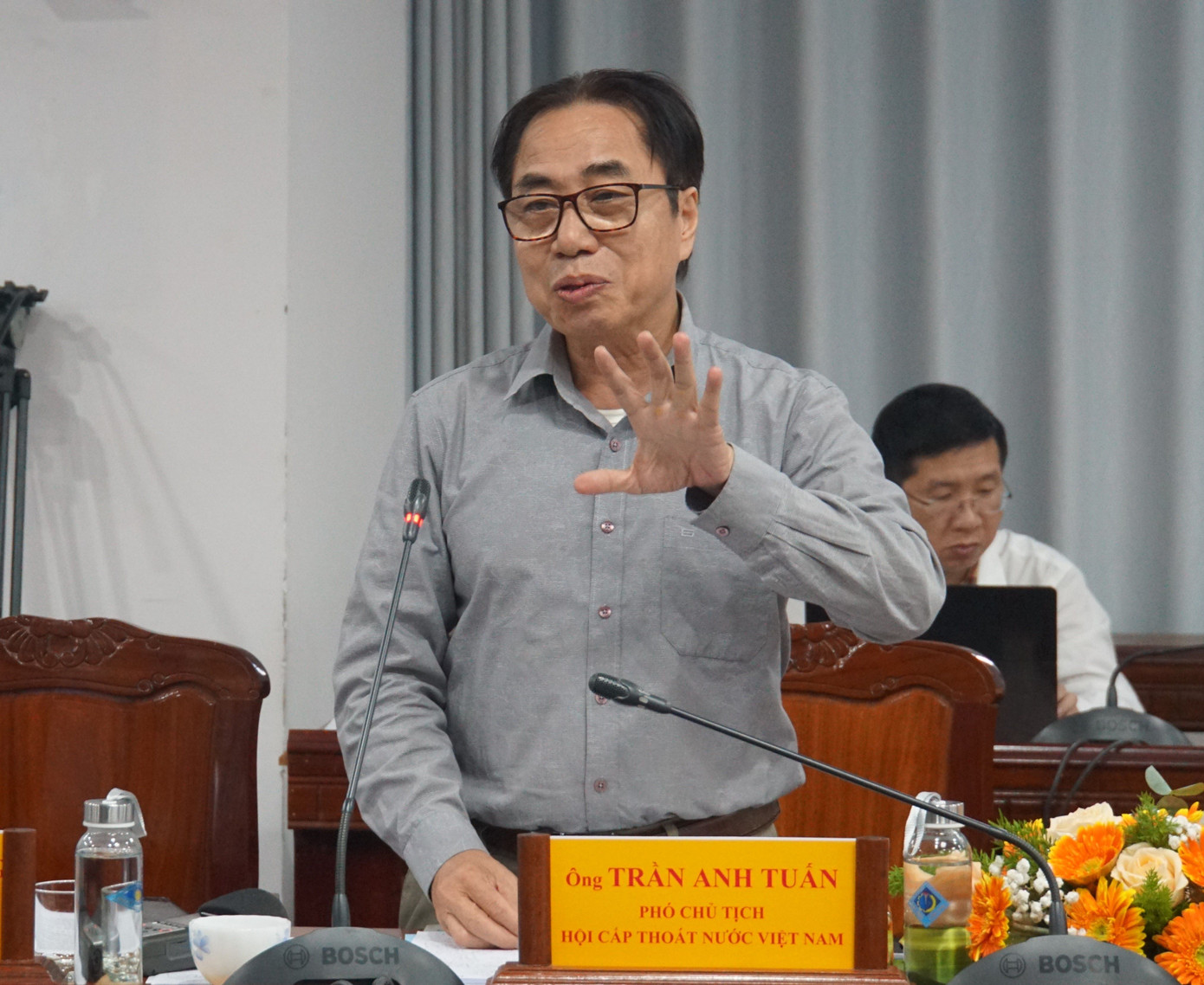 Ông Trần Anh Tuấn - Phó Chủ tịch Hội cấp thoát nước Việt Nam - phát biểu tại hội thảo Sống chung với hạn mặn. Ảnh: Hòa Hội. Ông Trần Anh Tuấn - Phó Chủ tịch Hội cấp thoát nước Việt Nam - phát biểu tại hội thảo Sống chung với hạn mặn. Ảnh: Hòa Hội.