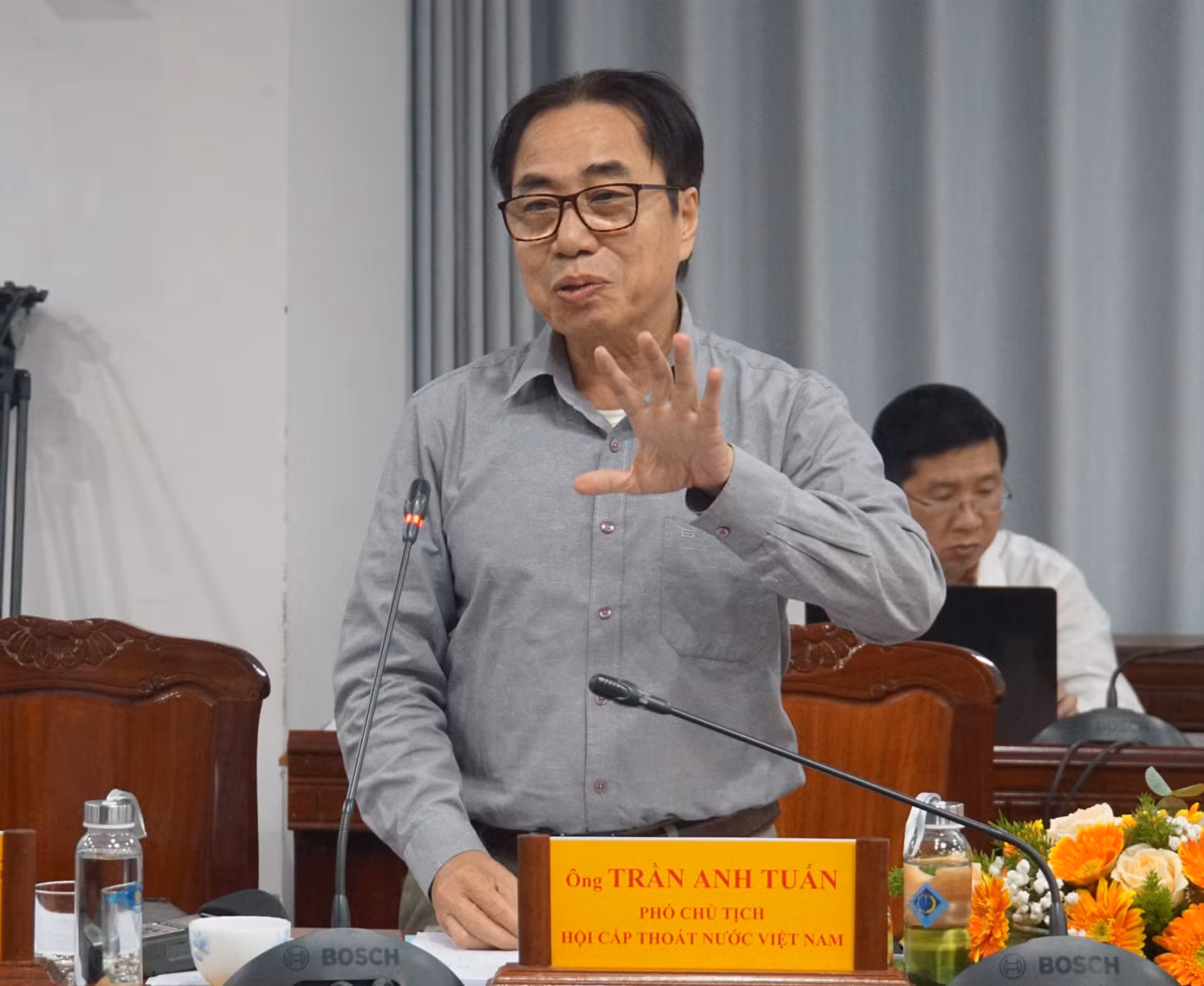 Ông Trần Anh Tuấn - Phó Chủ tịch Hội cấp thoát nước Việt Nam - phát biểu tại hội thảo Sống chung với hạn mặn. Ảnh: Hòa Hội.