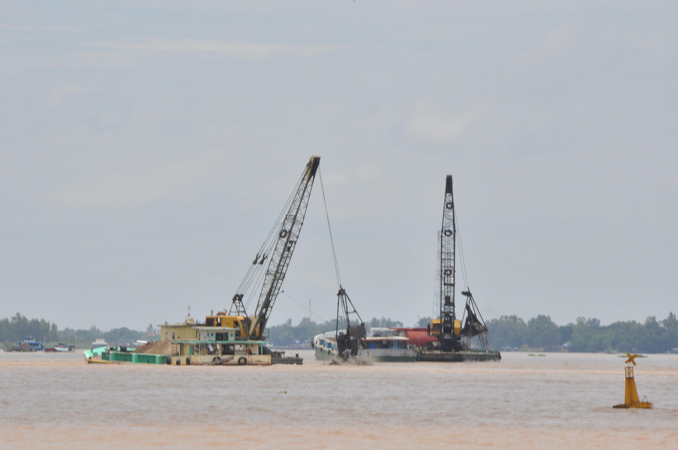 Khai thác cát trên sông Tiền. Ảnh: Hòa Hội Khai thác cát trên sông Tiền. Ảnh: Hòa Hội